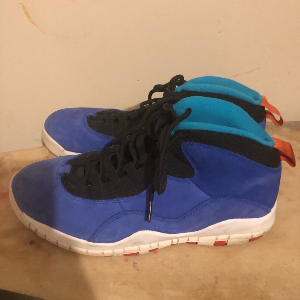 Tennis shoes